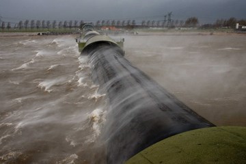 Balgstuw, opblaasbare waterkering Ramspol, Kampen